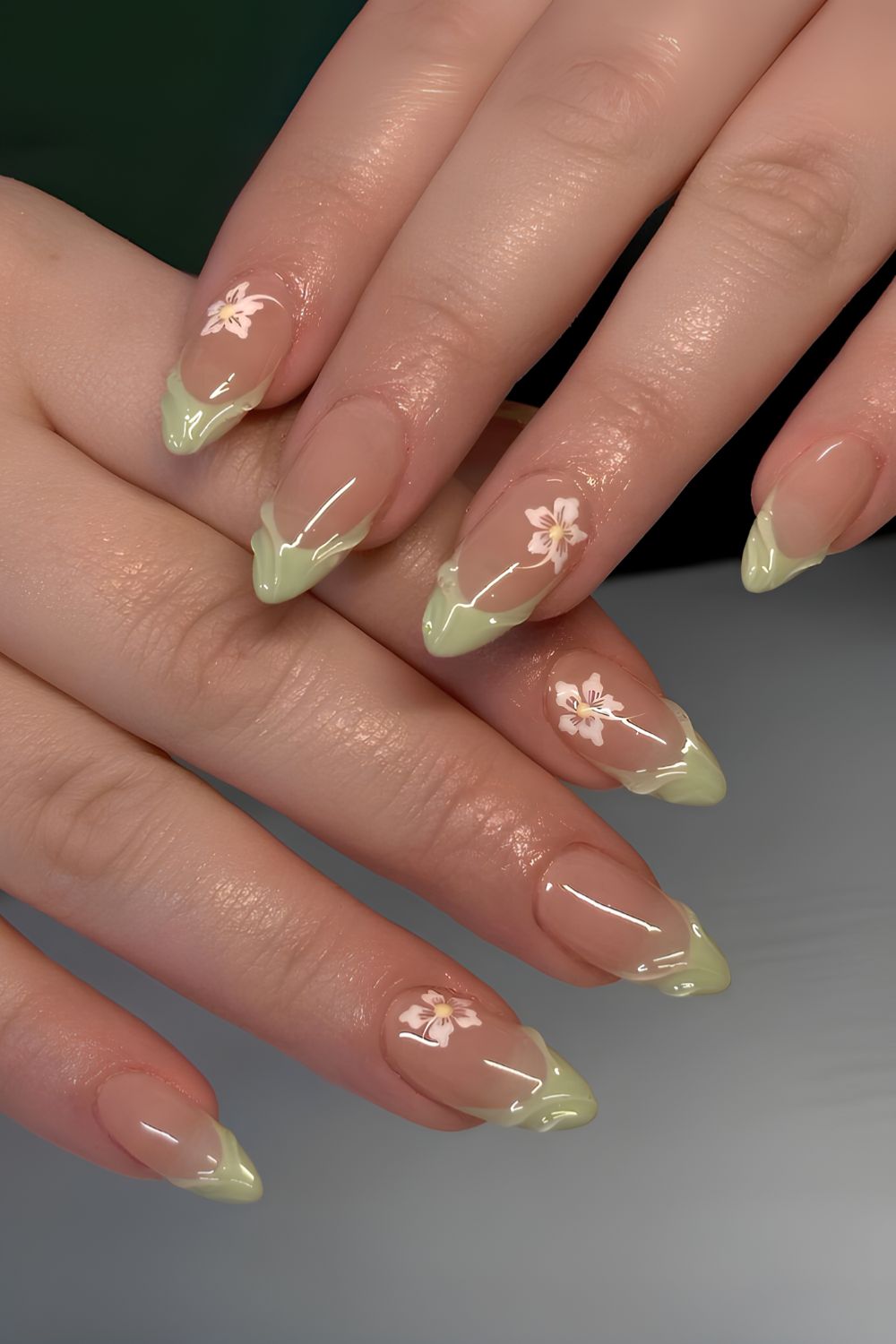 Strukturierte grüne French Tips mit Hibiskusblüten