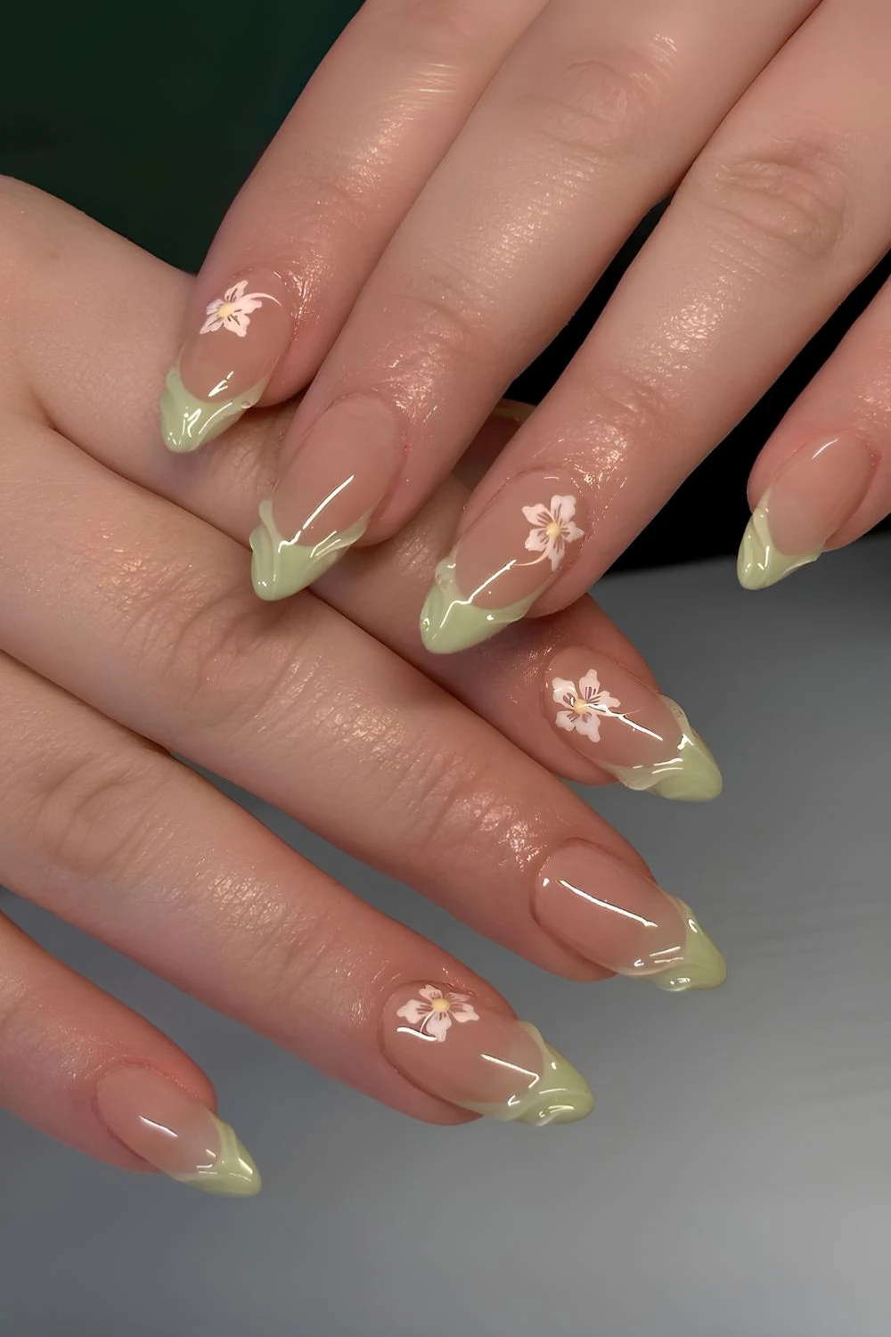 Strukturierte grüne French Tips mit Hibiskusblüten