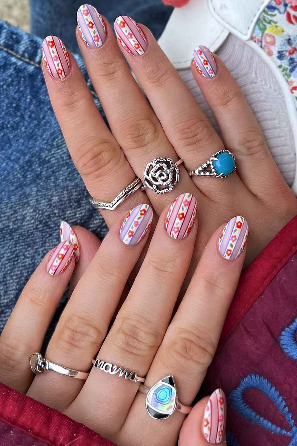 Transparente Naegel mit Streifen und roten Blumen