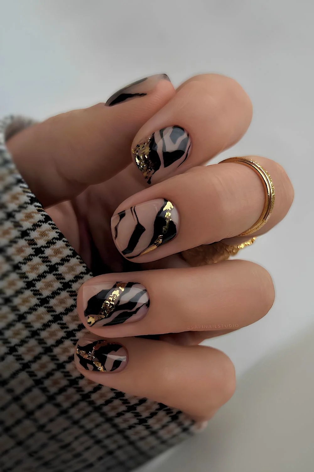 Transparente Nägel mit Zebra-Muster in Schwarz-Gold