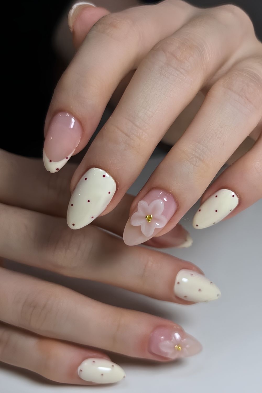 Vanille Manikuere mit Punkten und Blumen