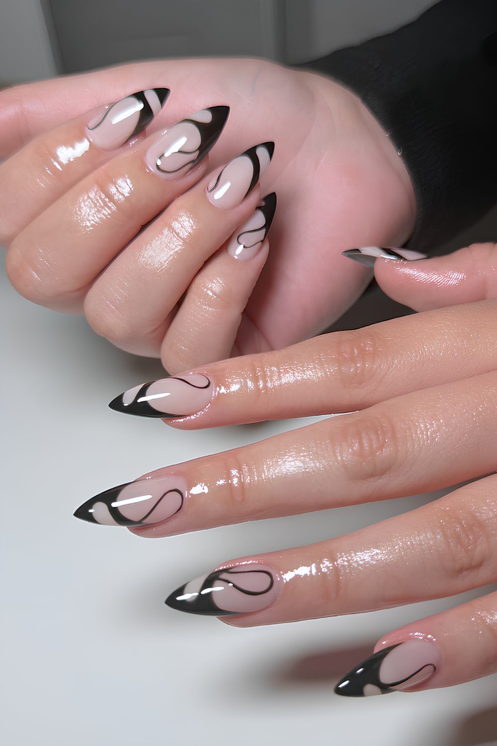 Verspielte schwarze French-Maniküre mit Swirls