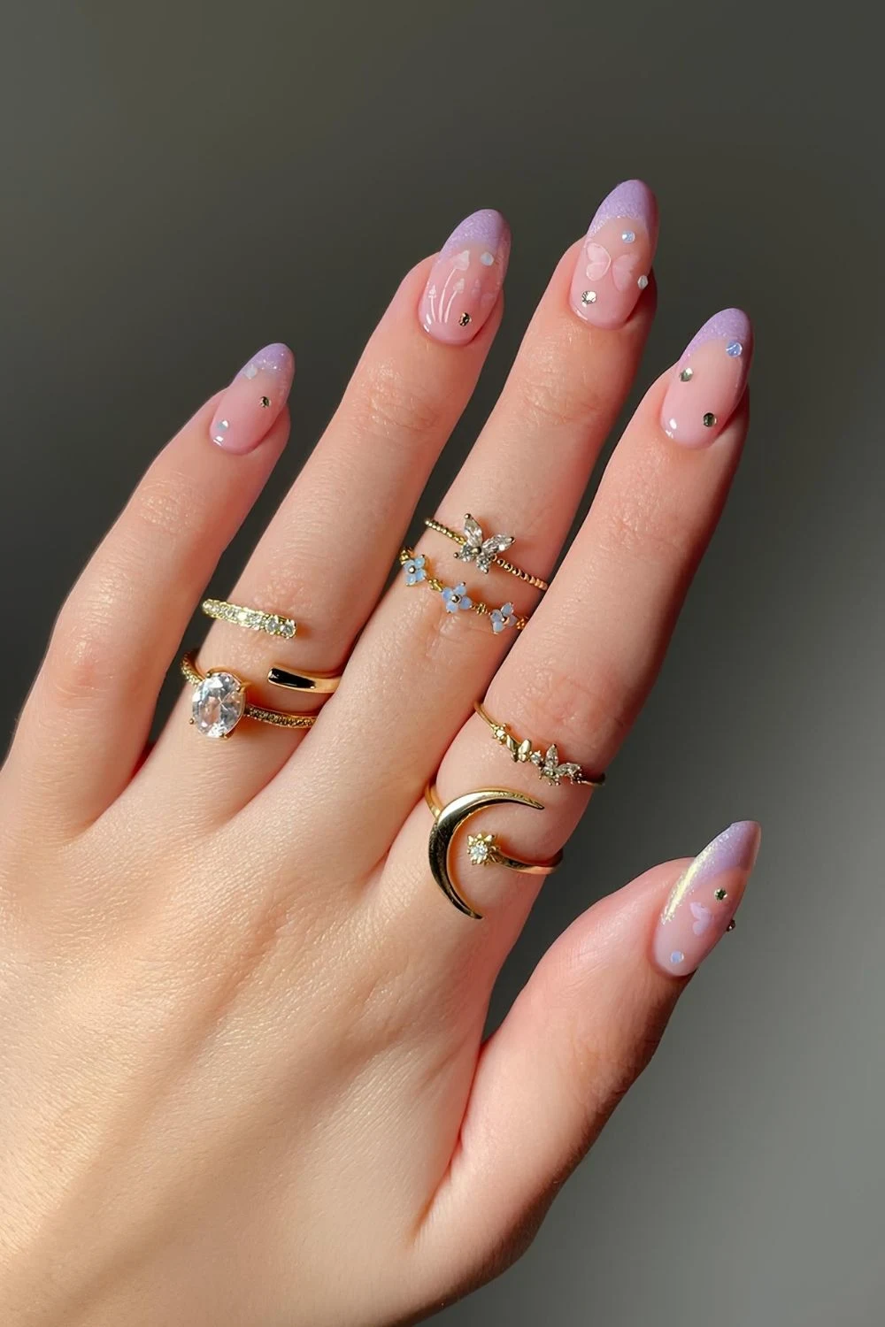 Weiche Lavendelfrench mit Schmetterlingen und Steinchen-Designs