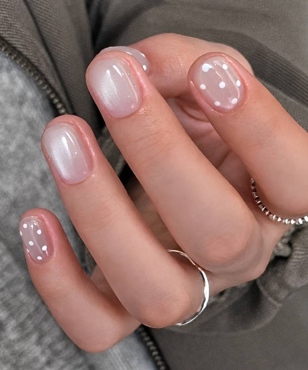 Weisse Cat Eye Naegel mit Punkten