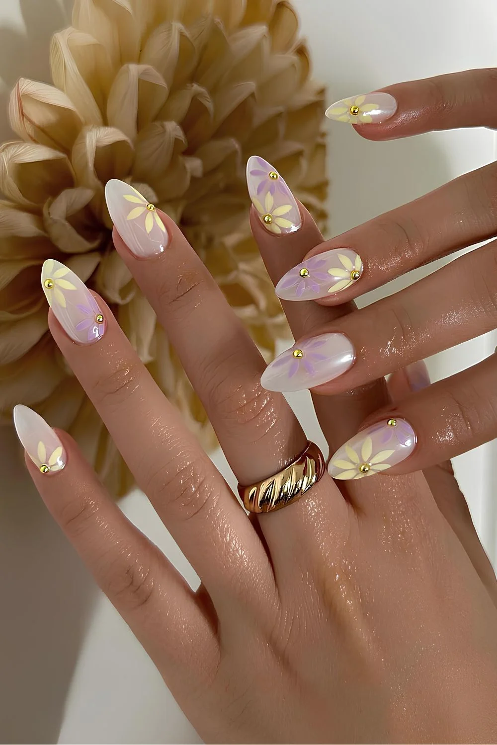 Weiße Chrome-Nägel mit gelben und lila Blumen