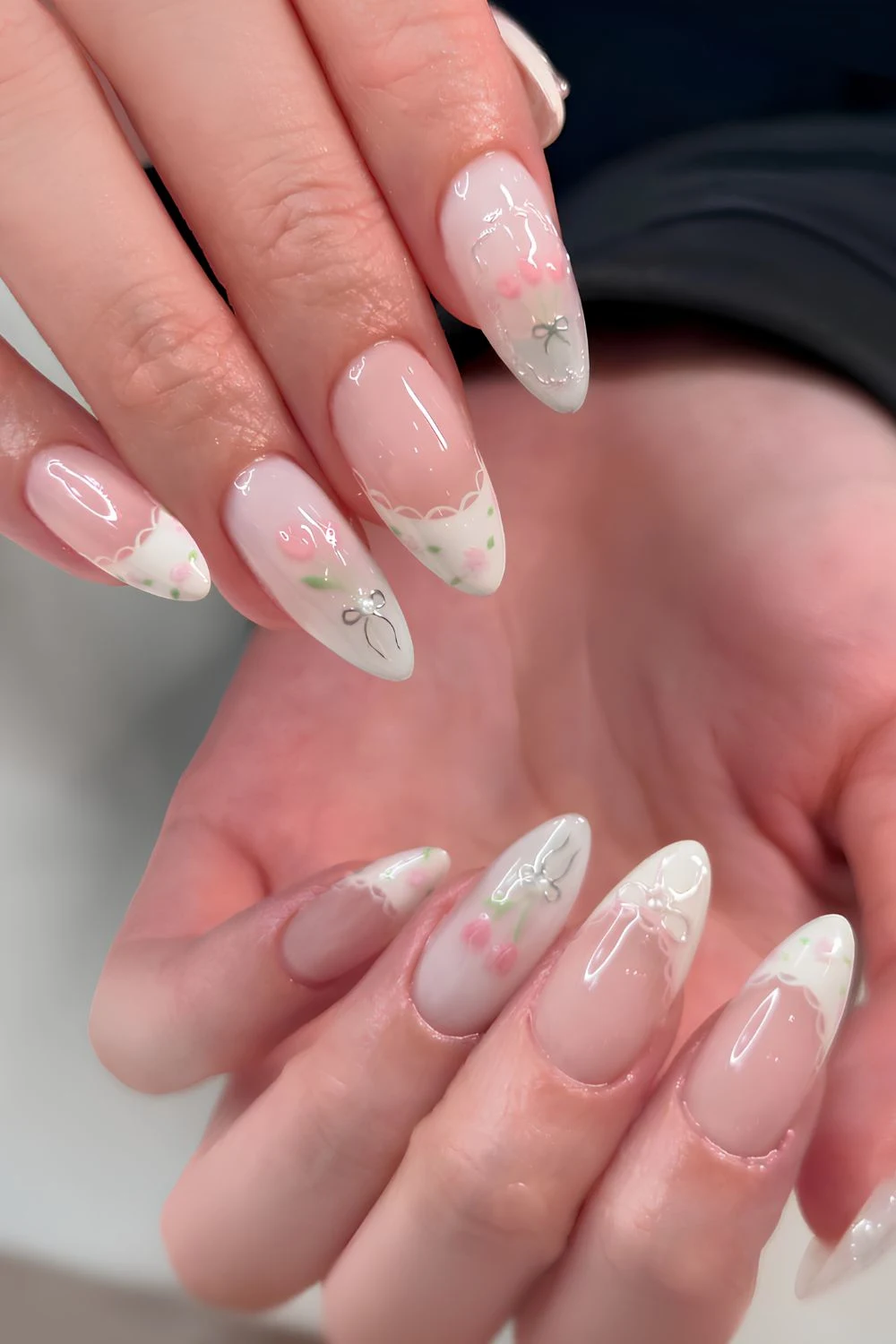 Weiße Coquette French Nägel mit Tulpen und Schleifen