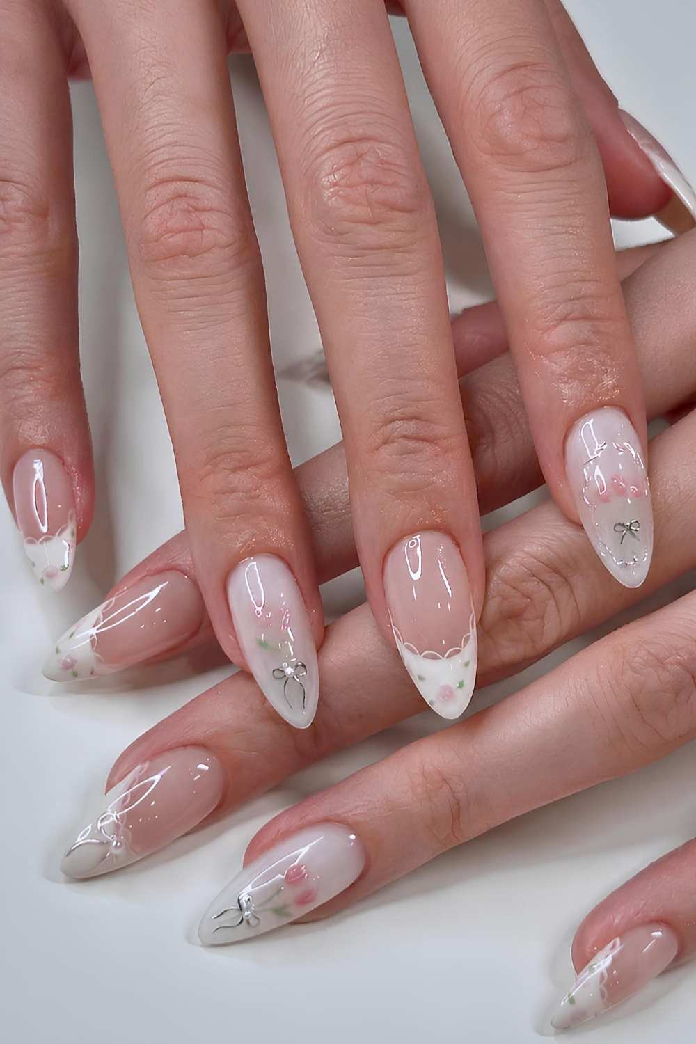 Weisse Coquette Naegel mit Schleifen und Tulpen