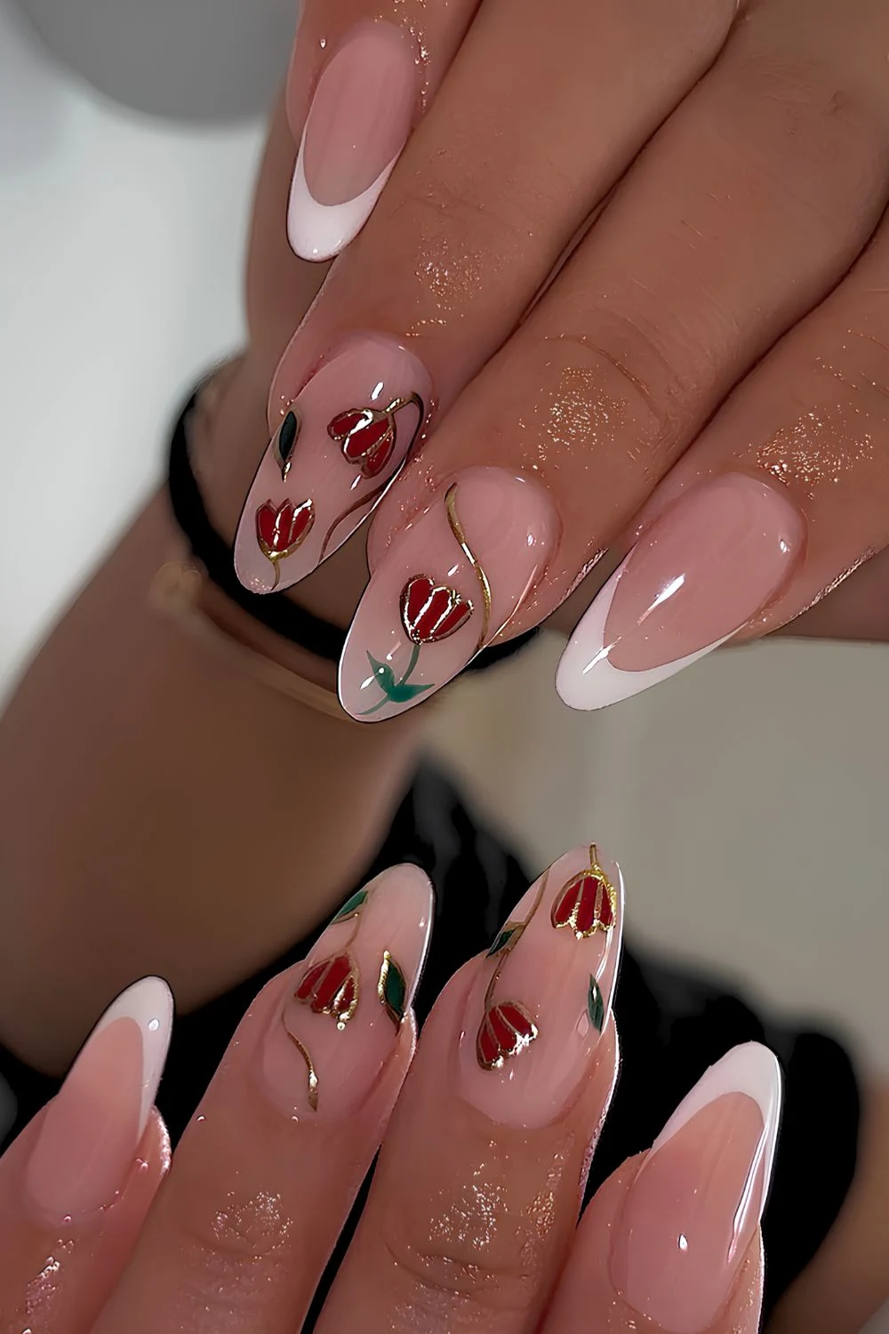 Weiße French Mani mit Blumen und Chrome Details