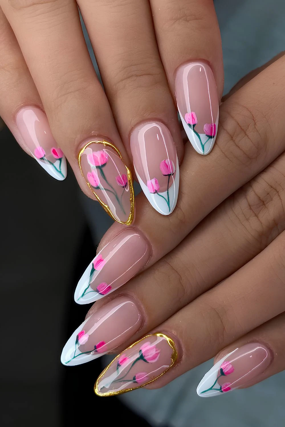 Wei&szlig;e French Mani mit Gold und Tulpenakzenten