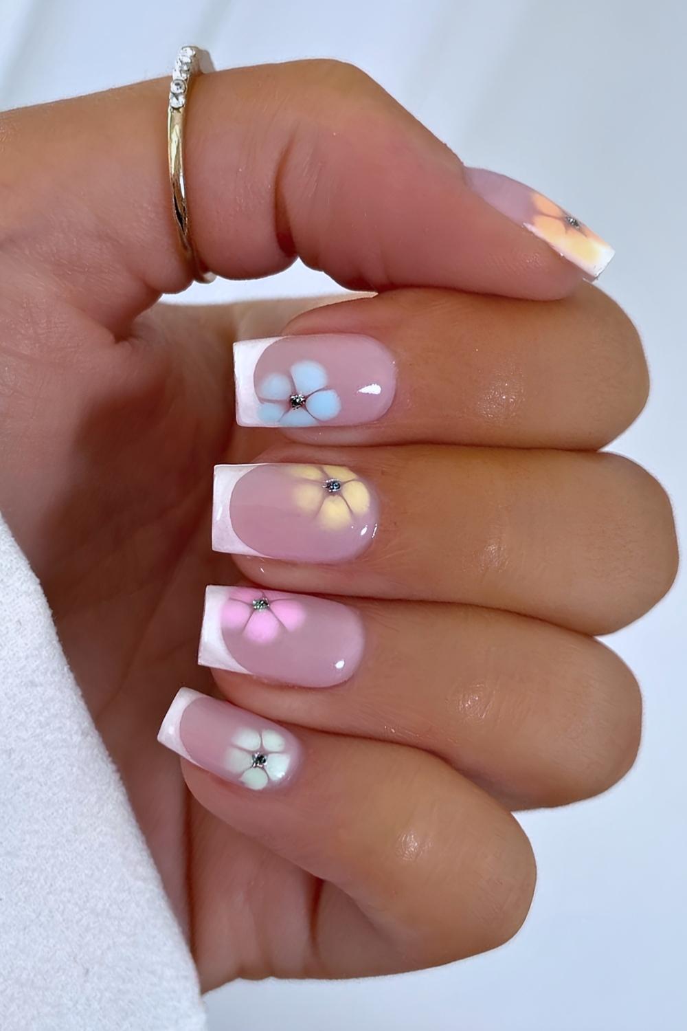 Weisse French Mani mit Pastell Blooming Gel Blumen
