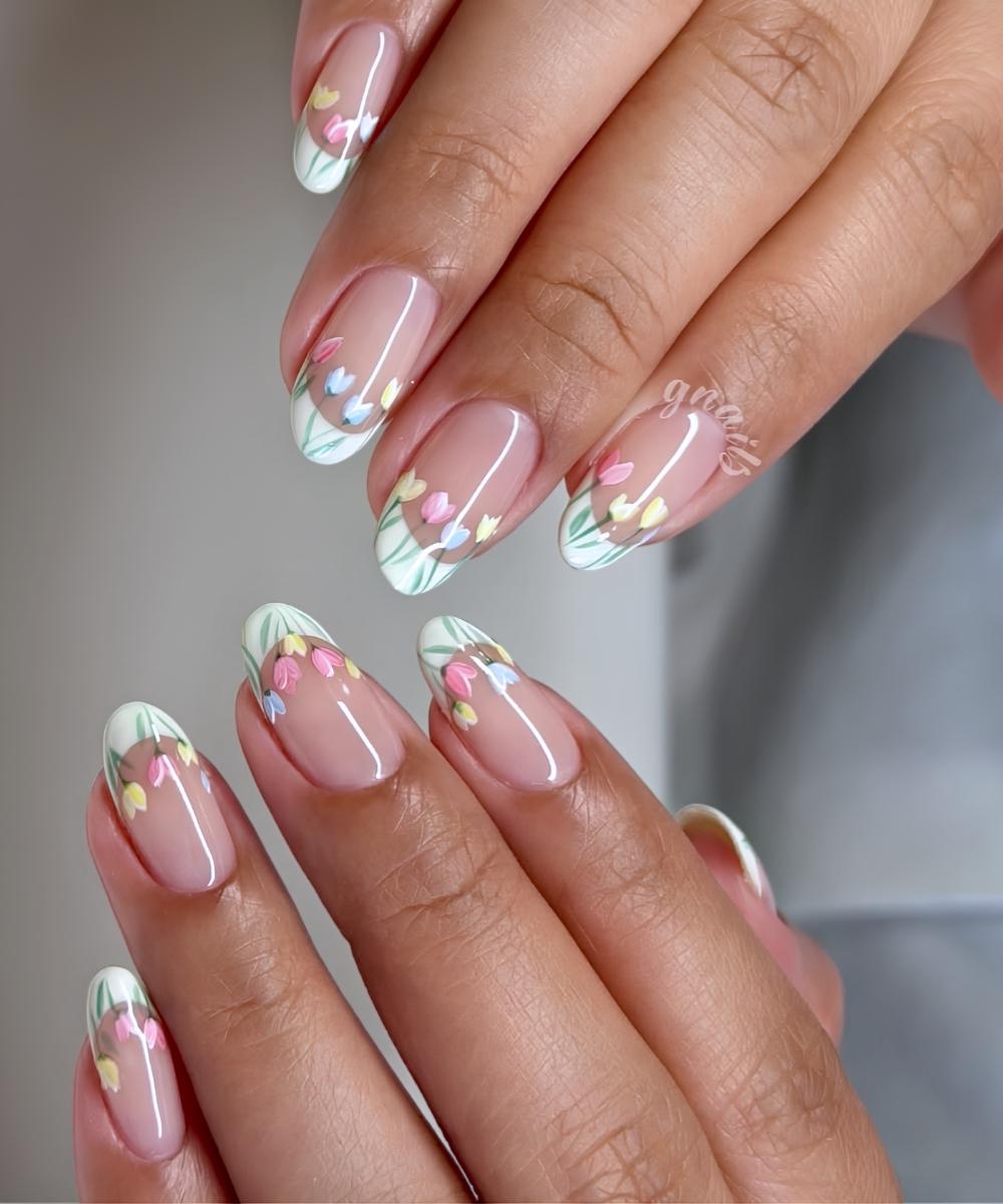 Weisse French Manikuere mit Pastell Tulpen