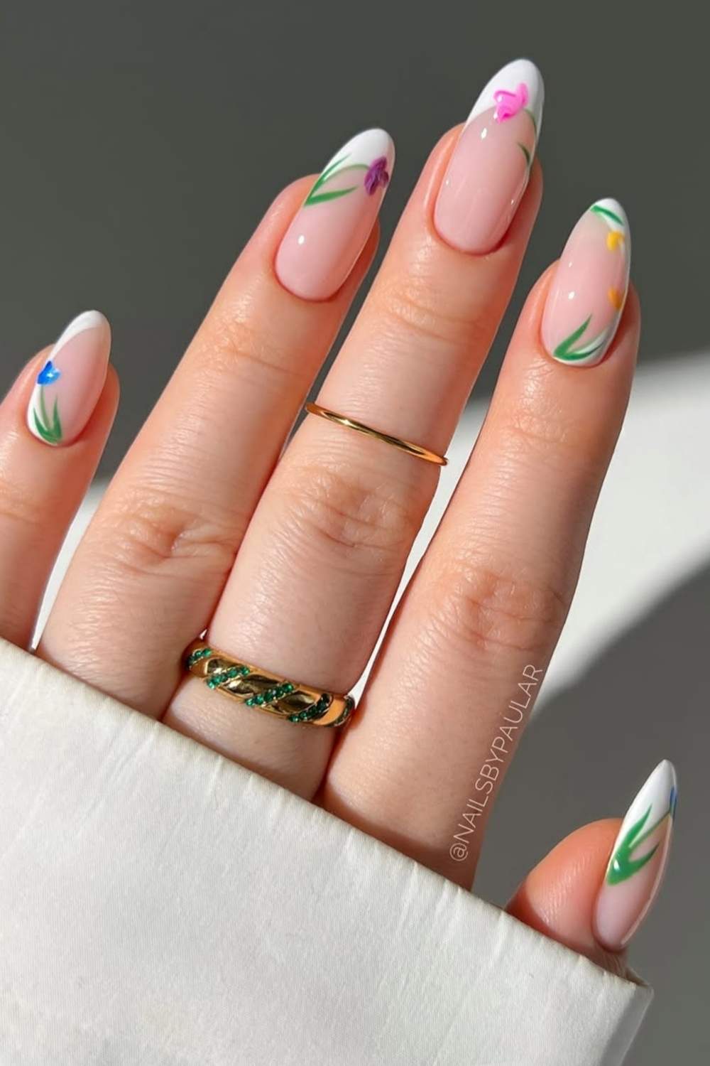 Weisse French Naegel mit Bunten Tulpen