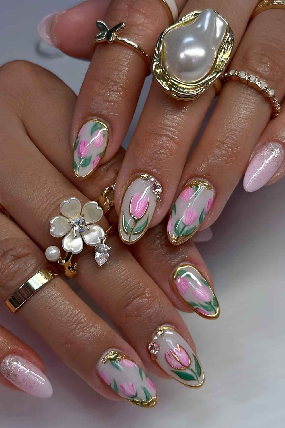 Weisse Naegel mit Pink Tulpen und Gold