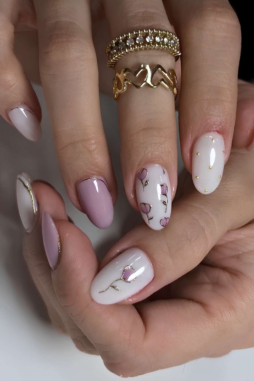 Weisse Pink Naegel mit Tulpen