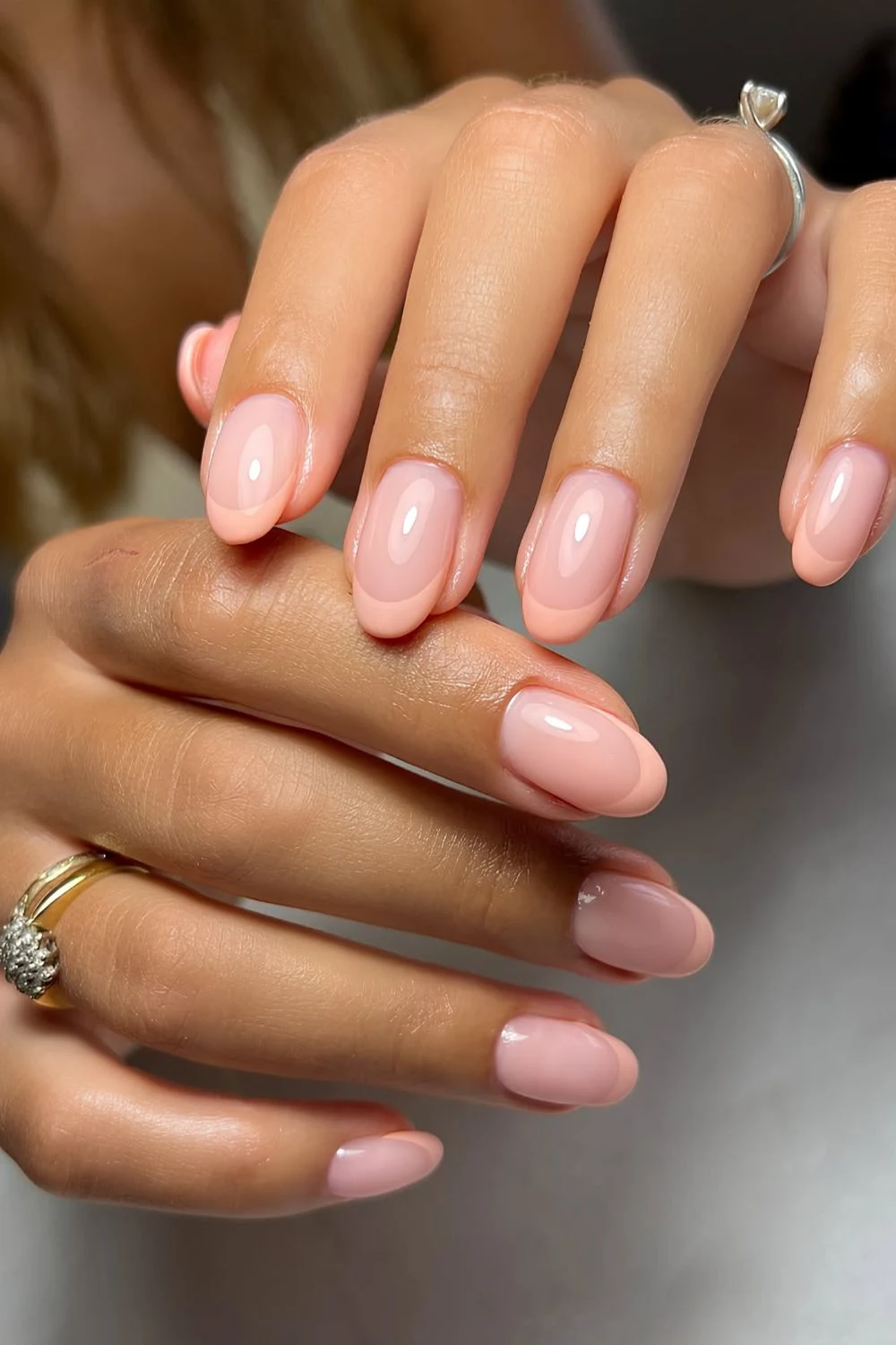 Zarte Pfirsich-French-Maniküre auf milchiger Base