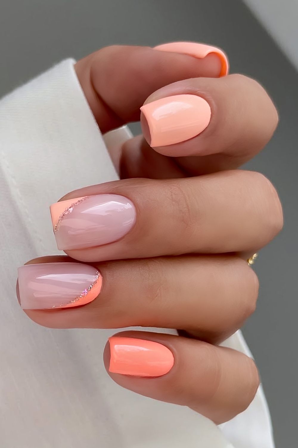 Zweifarbige Pfirsich Mani mit Glitter