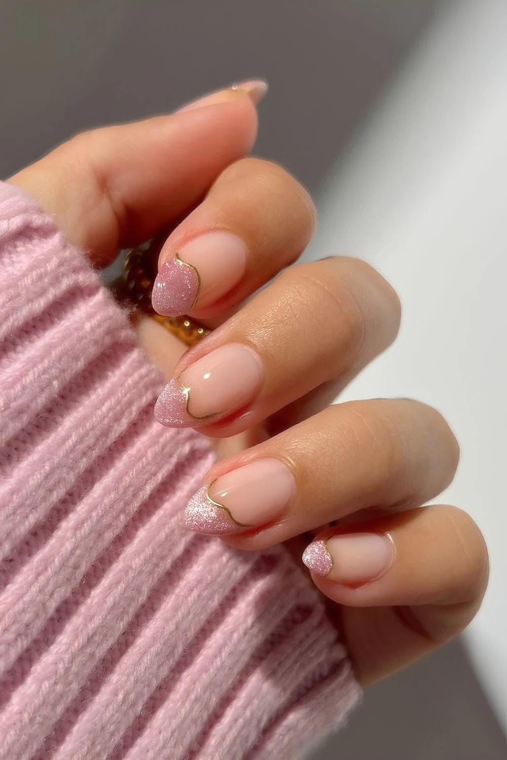Abstrakte pinke Cat-Eye-French-Nägel