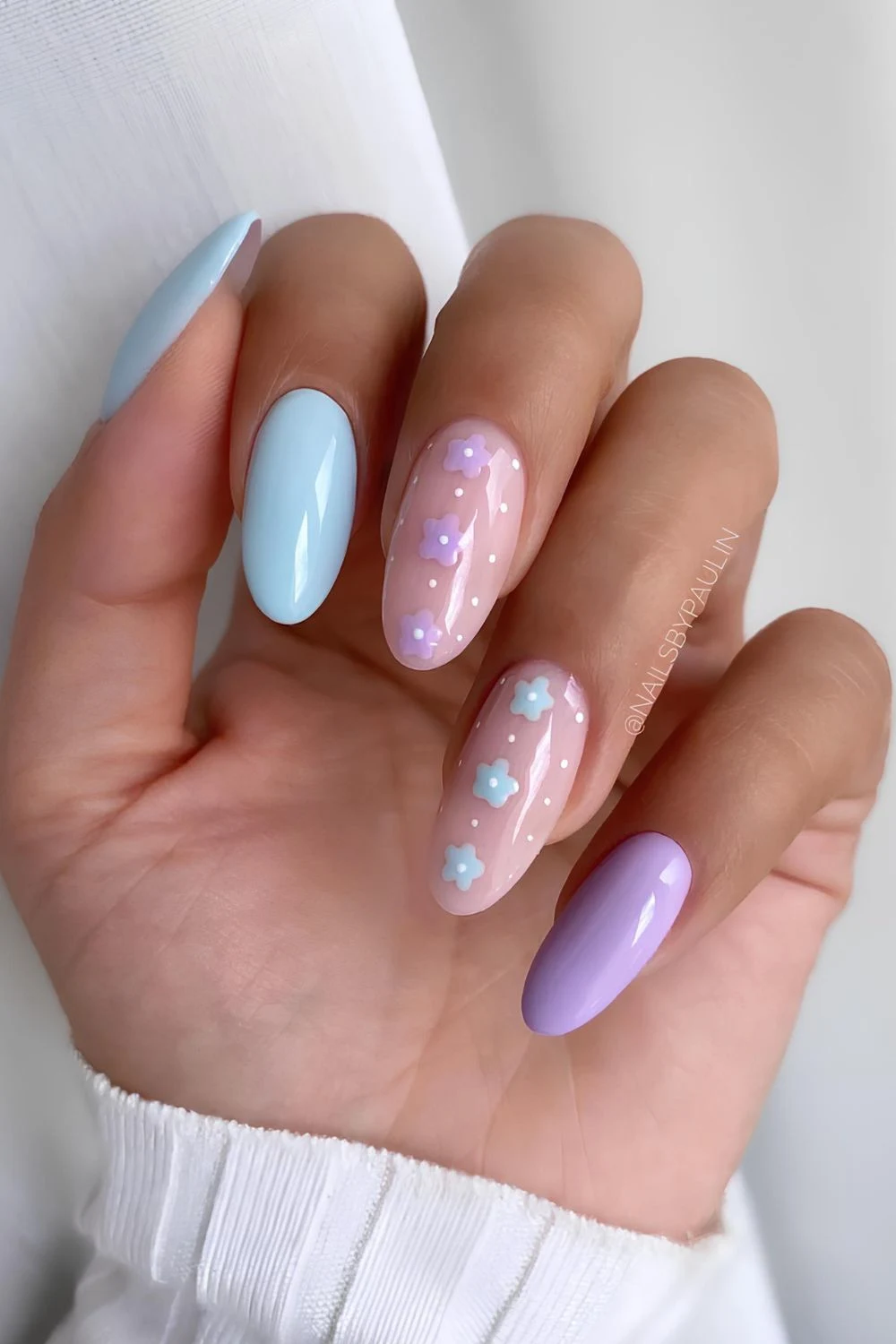 Blau-lila N&auml;gel mit Blumen und Punkten