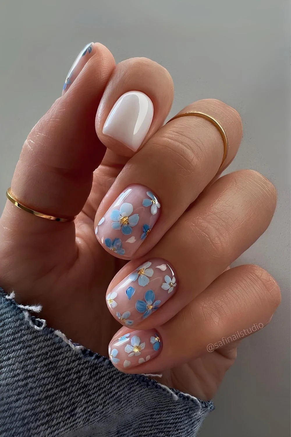 Blaue Blumen-Nägel mit weißem Akzentnagel