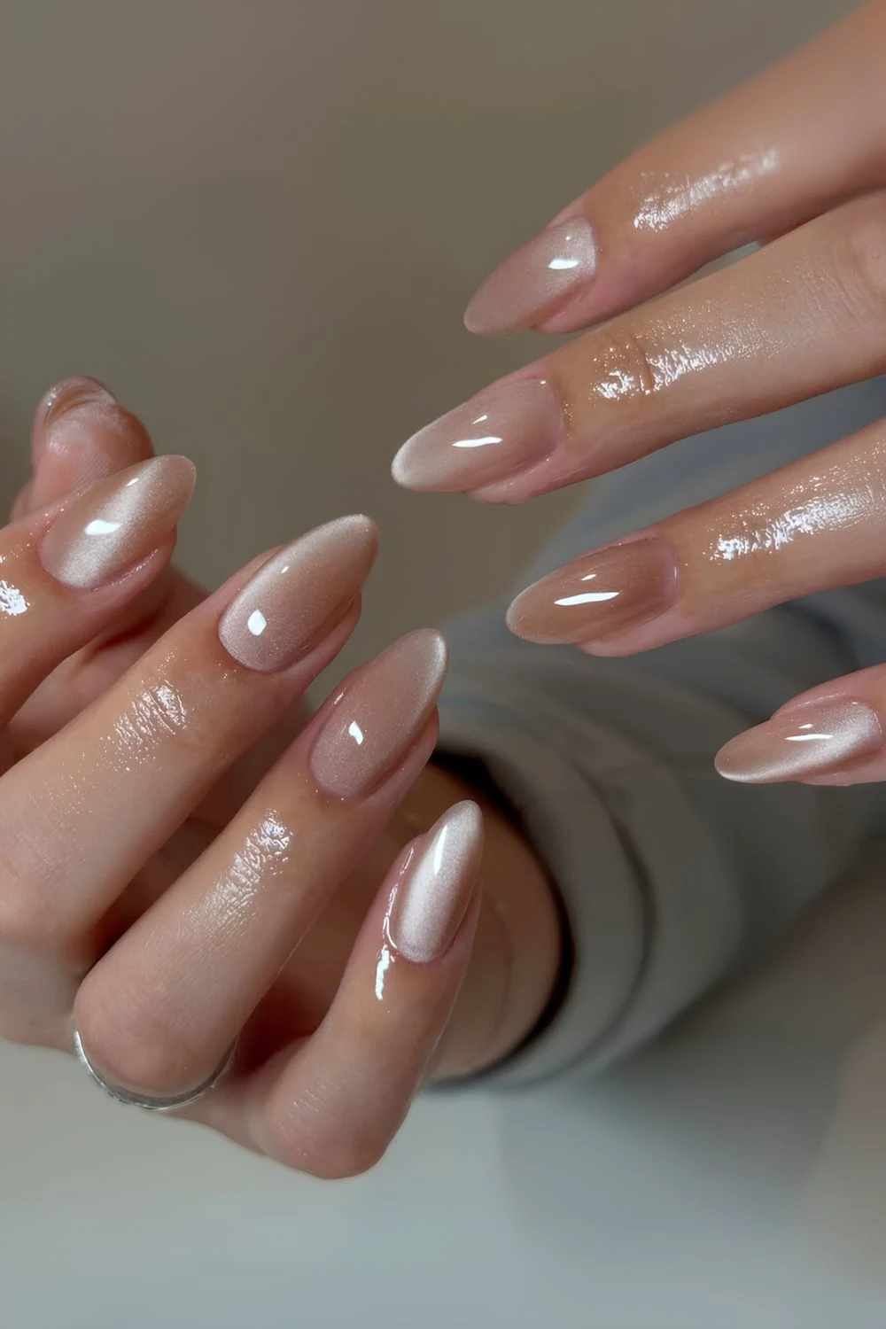 Cat-Eye-Nägel in Mocha Mousse