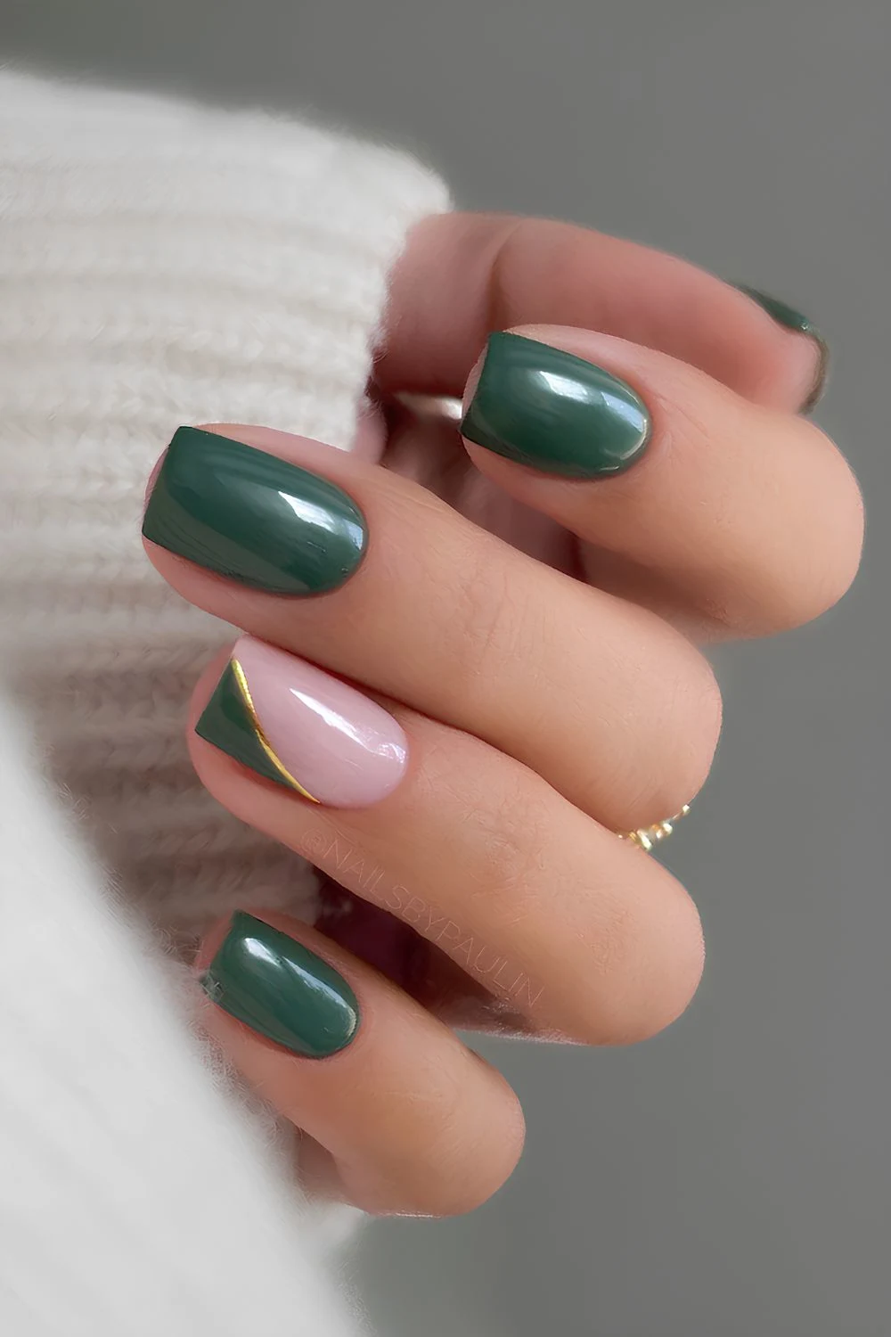 Dunkelgrüne Nägel mit seitlichem French-Tip-Akzent