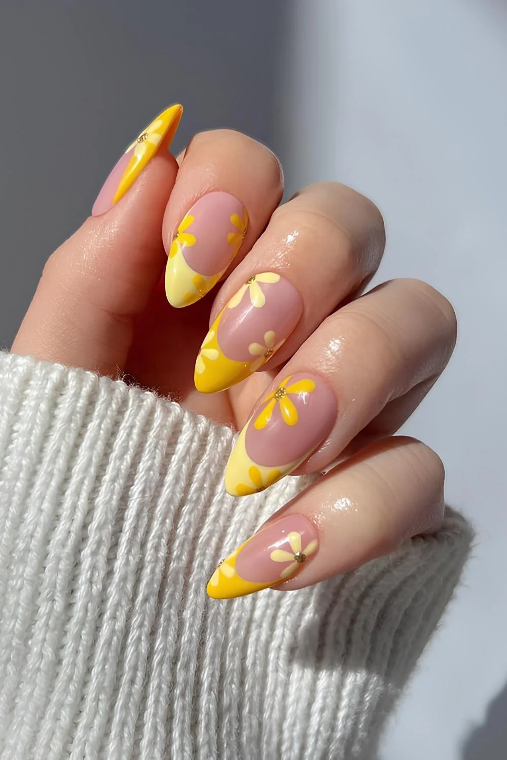 Gelbe French-Nägel mit Blumenakzenten