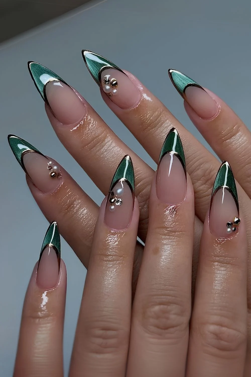 Grüne French-Cat-Eye-Nägel mit Perlen