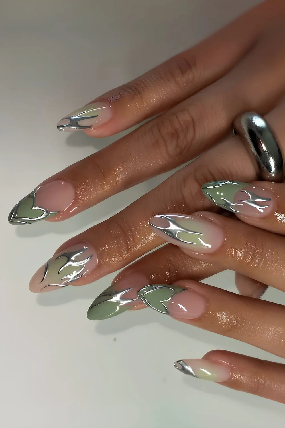 Gr&uuml;ne French-Manik&uuml;re mit Silber-Chrome-Details