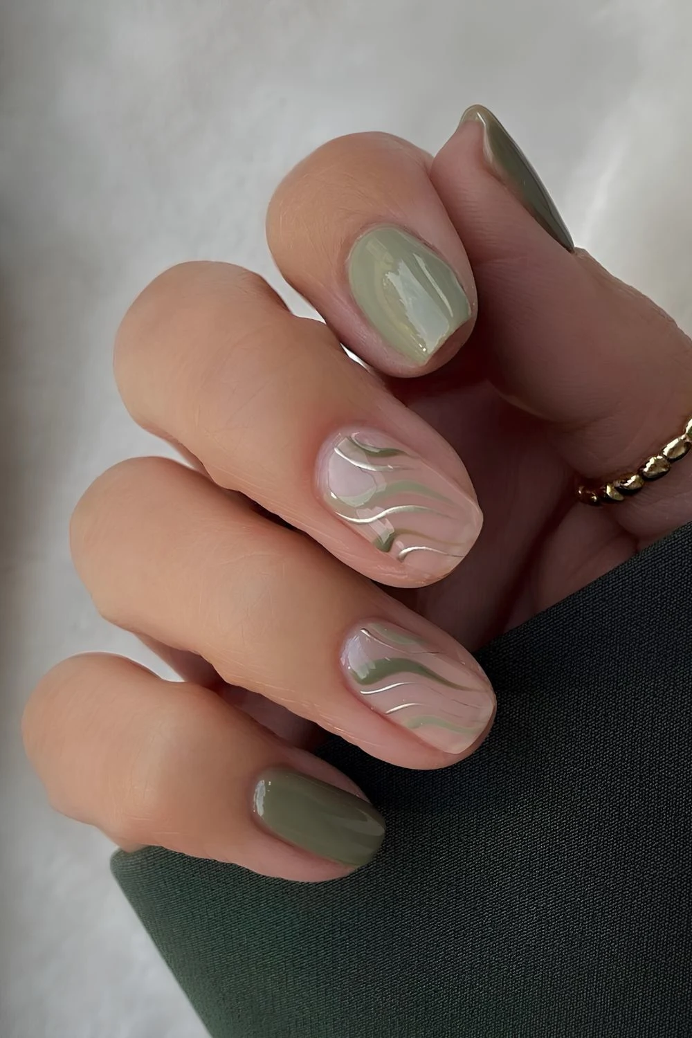 Gr&uuml;ne N&auml;gel mit silbernen Chrome-Linien