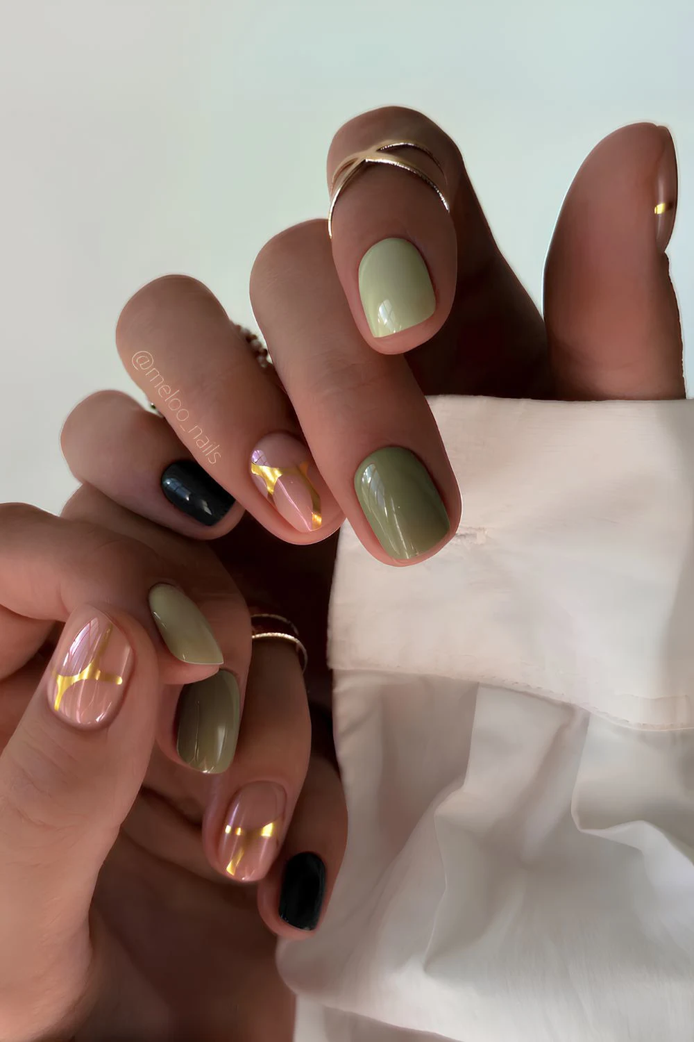 Grüne Skittle-Nägel mit Goldakzenten