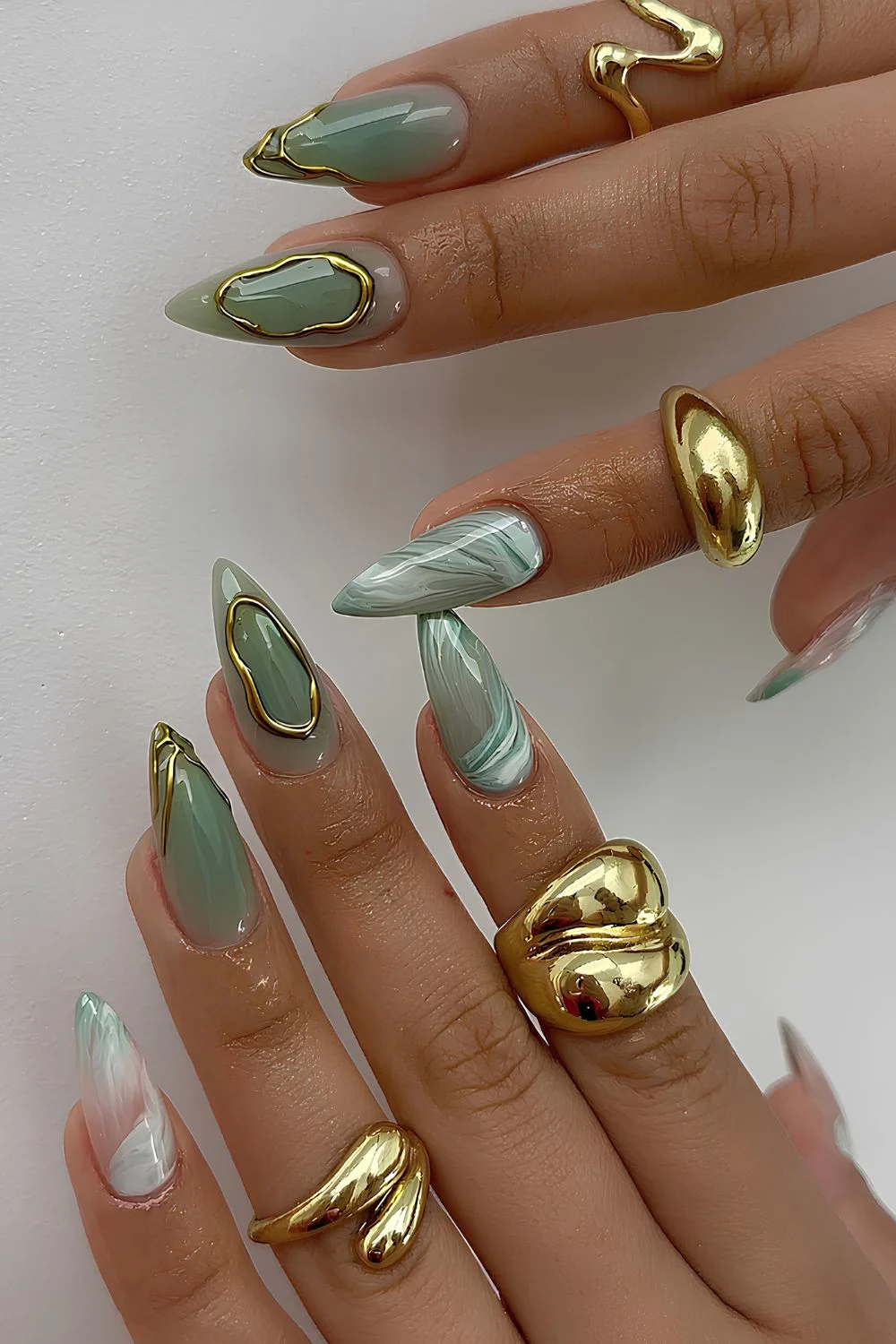 Jadegr&uuml;ne N&auml;gel mit Gold- und Marmorakzenten