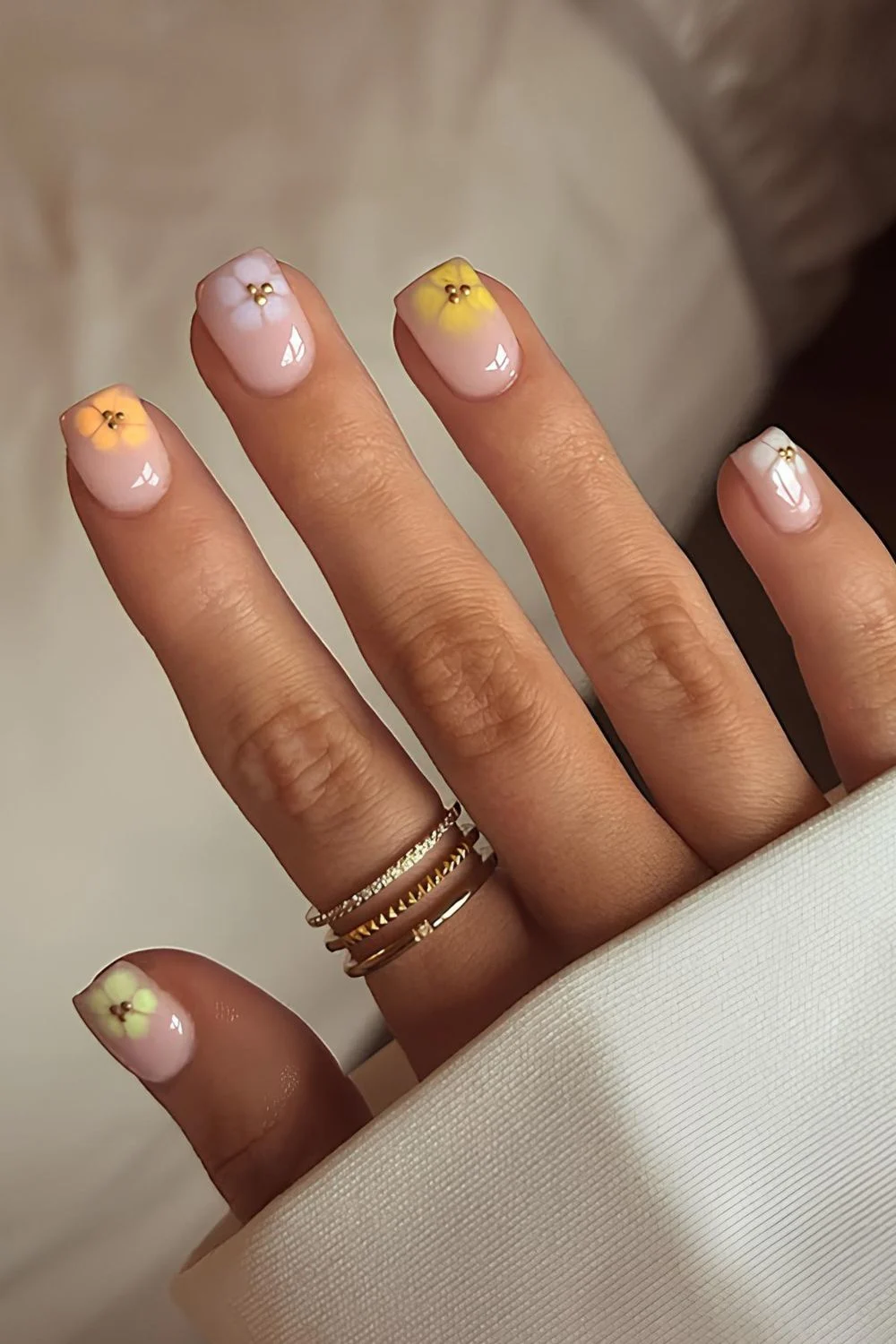 Kurze milchige N&auml;gel mit Bl&uuml;tendesign