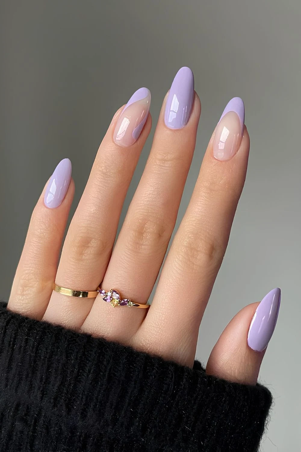 Lavendelfarbene N&auml;gel mit Negativraum und French-Akzent