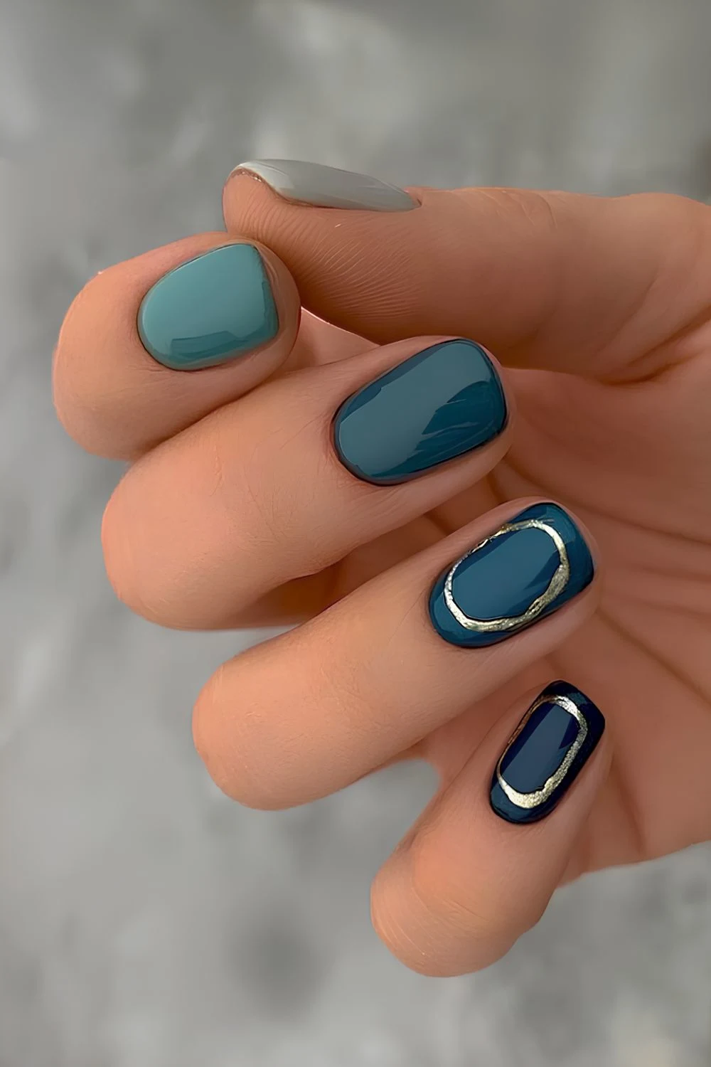 Mitternachtsgr&uuml;ne N&auml;gel mit silbernen Chrome-Details