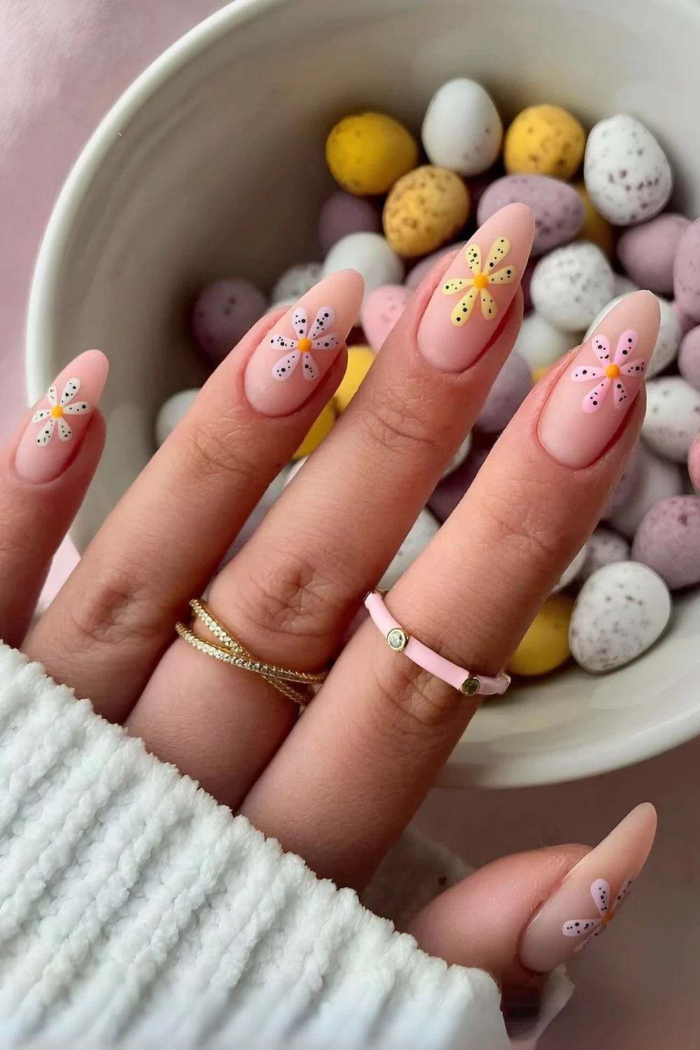 Neutrale matte Nägel mit gesprenkeltem Gänseblümchen-Design