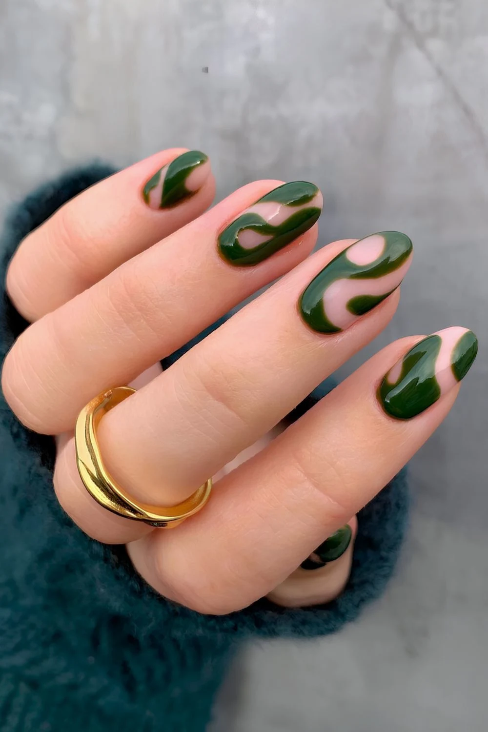 Neutrale Nägel mit dunklen grünen Swirls