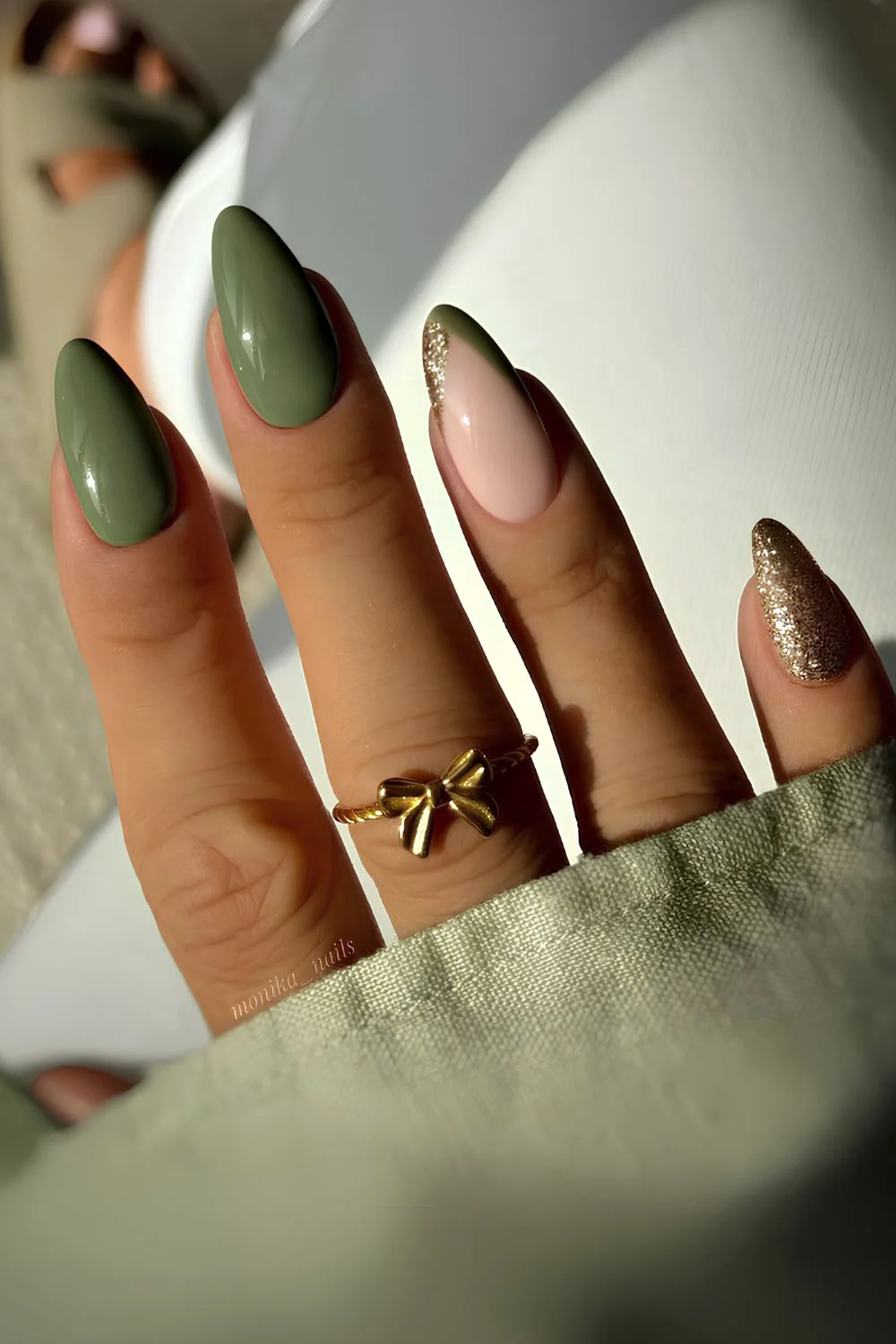 Olivgrüne Nägel mit Glitzerakzenten