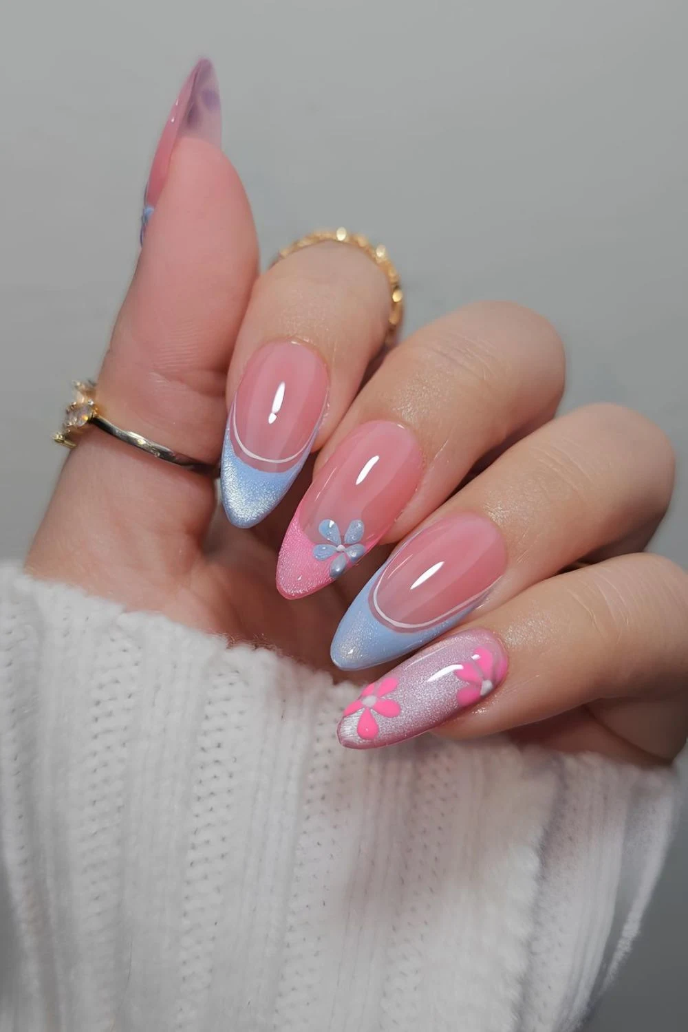 Rosa-blaue Cat-Eye-Nägel mit Blumenmuster
