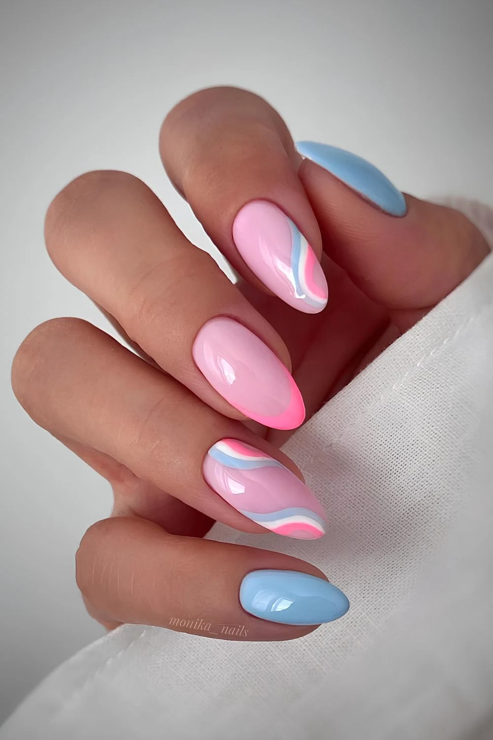 Rosa und blaue N&auml;gel mit Swirls