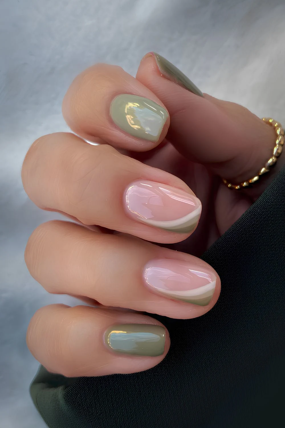 Salbeigrüne Nägel mit seitlichen Swirl-Akzenten