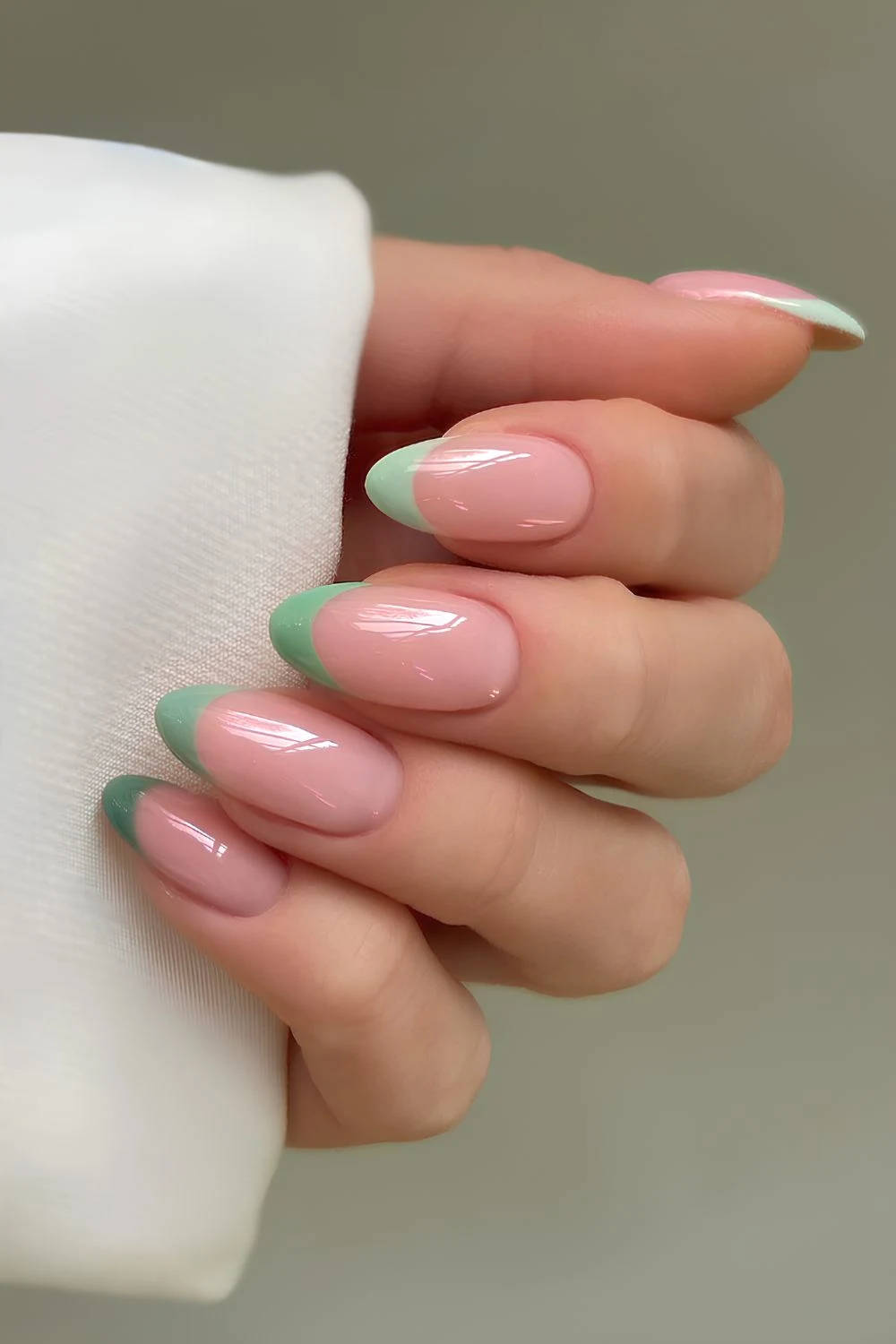 Sanftgrüne Gradient-French-Maniküre