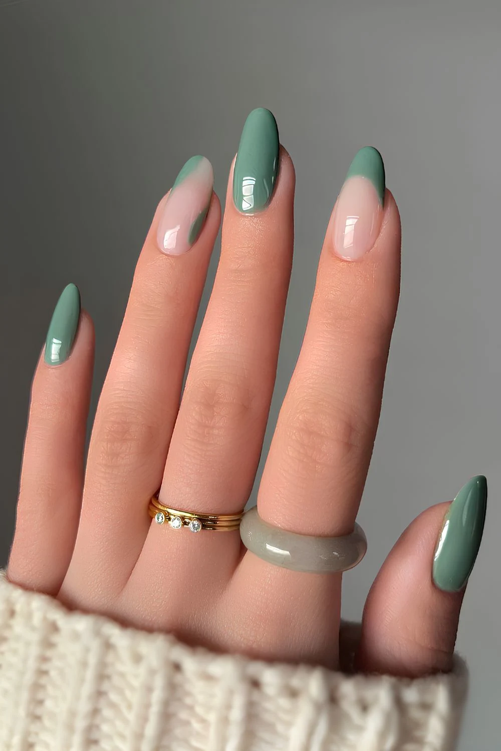 Viridiangr&uuml;ne Manik&uuml;re mit Negative-Space-Design