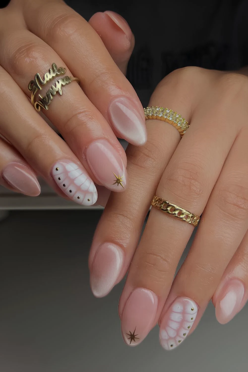 Weiße Cat-Eye-Nägel mit Animal Print