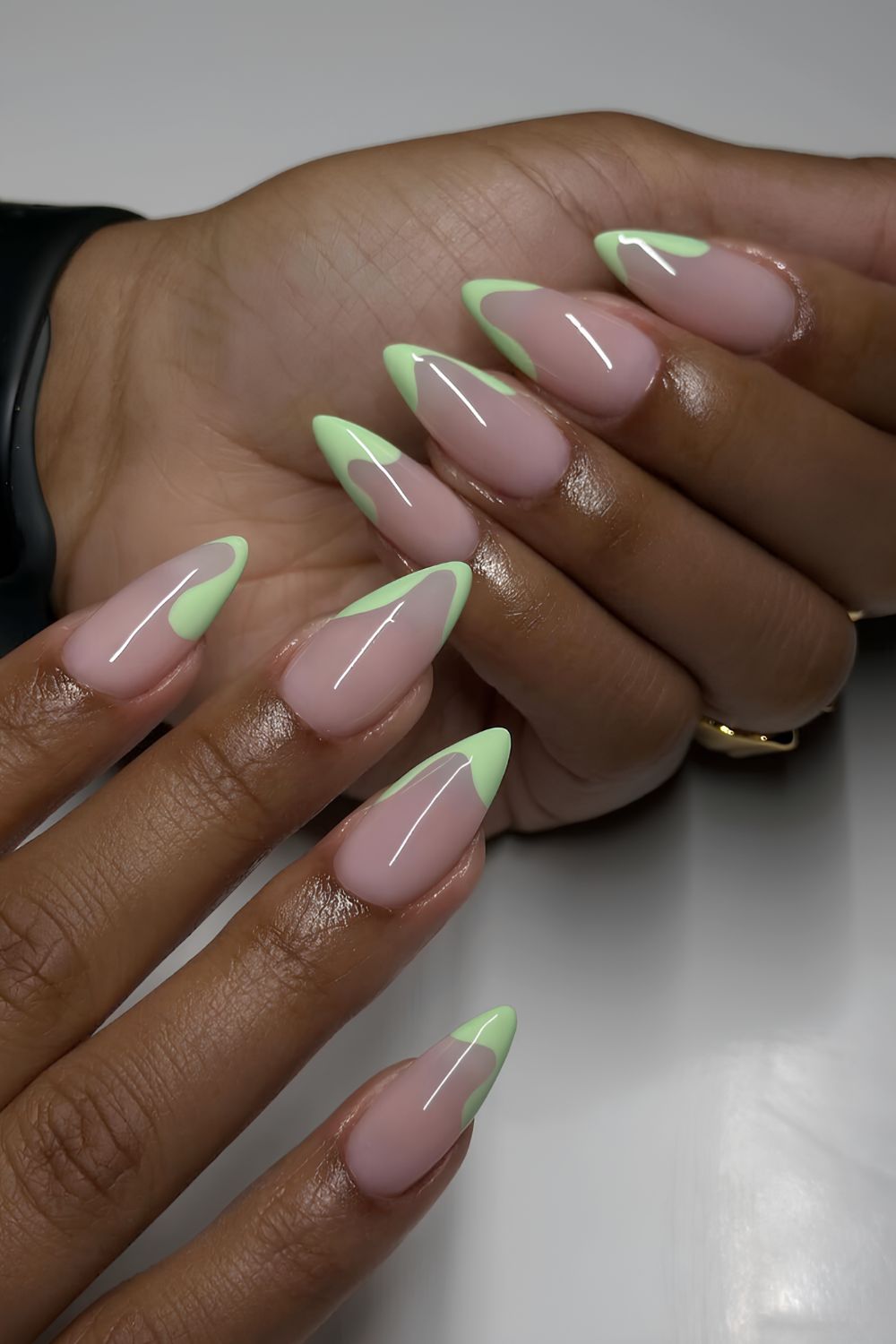 Abstrakte mintgrüne French Tips

