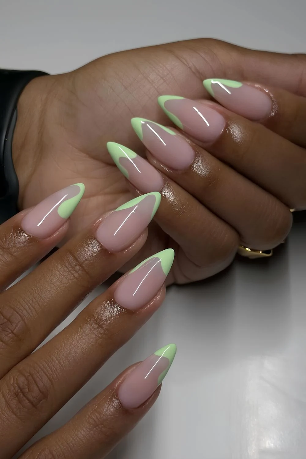 Abstrakte mintgrüne French Tips