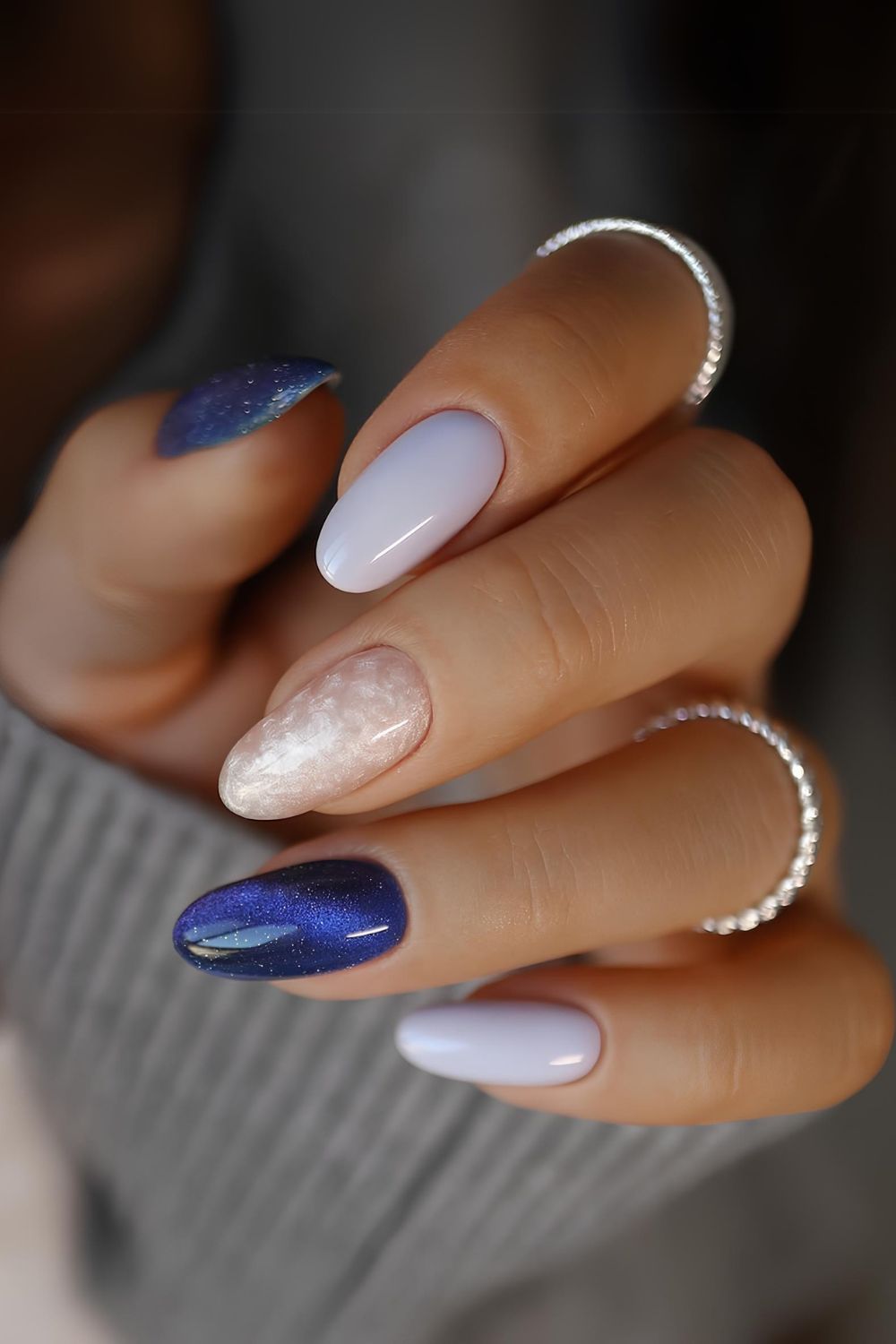 Blaue Mix-and-Match-Maniküre mit verschiedenen Texturen
