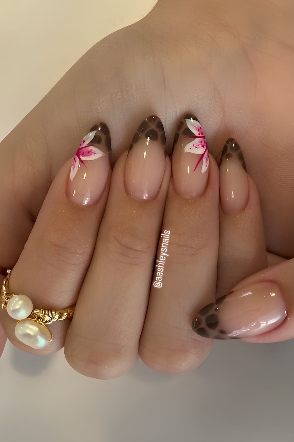 Braune Animal-Print-Nägel mit Blumen