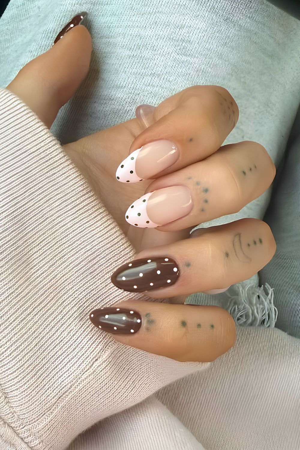 Braune und rosa Nägel mit Mikro-Pünktchen-Art