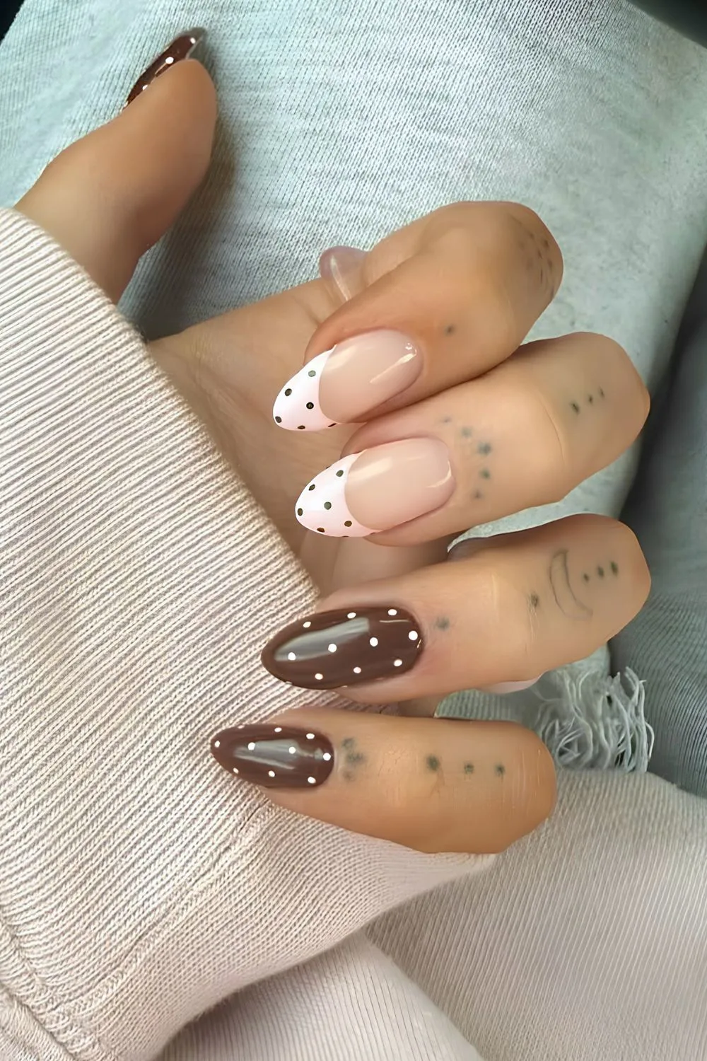 Braune und rosa Nägel mit Mikro-Pünktchen-Art