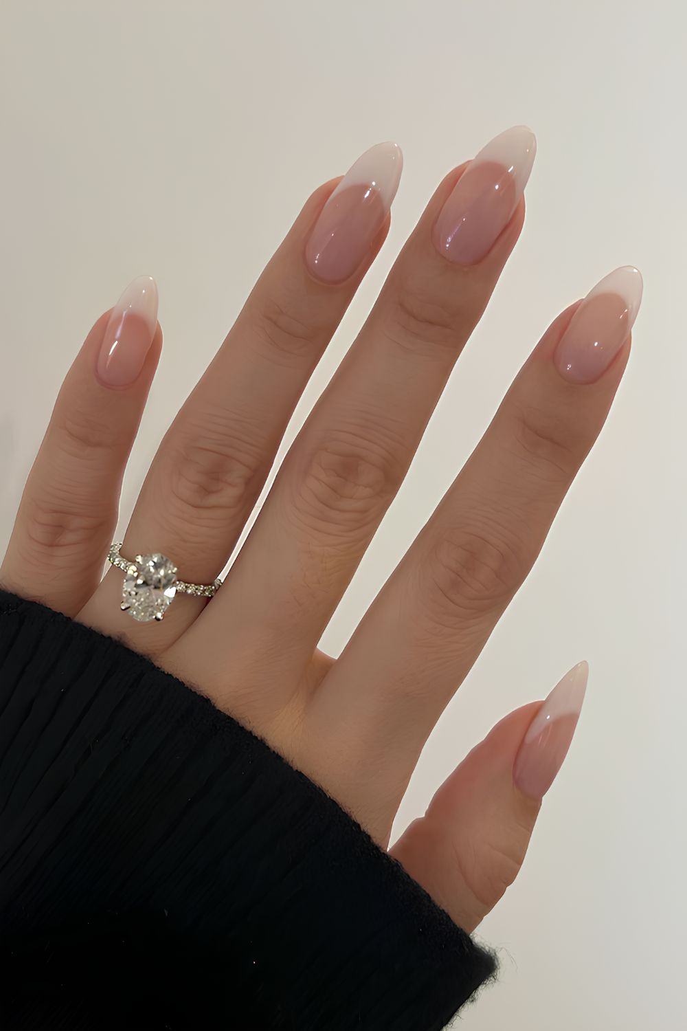 Breite Vanille-French-Nägel.